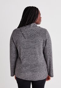 Pull en tricot gris avec une texture côtelée, doté d'une capuche et de manches longues. La vue de dos montre une coupe décontractée et un ourlet incurvé.