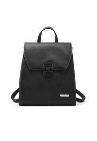 Mochila de cuero negro con un acabado texturizado, cierre de solapa y un broche decorativo con logotipo. Cuenta con correas ajustables y un asa en la parte superior.