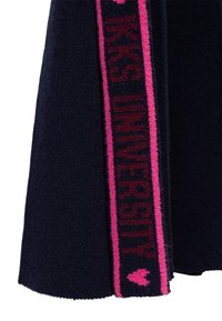Tessuto in pile blu navy con un pannello laterale che presenta un testo in maglia audace di colore rosa e rosso con la scritta "IKKS UNIVERSITY" e una piccola grafica a forma di cuore.