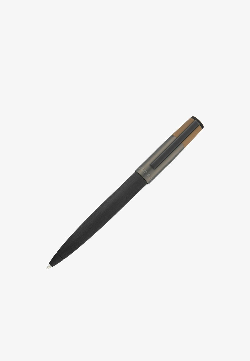 Stylo noir à finition mate, forme effilée et corps fin. Le capuchon métallique présente un accent marron et un clip pour fixation.
