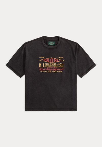 Μαύρο κοντομάνικο T-shirt με vintage στυλ κίτρινο και κόκκινο κείμενο "Polo R. Lauren and Co." και γραφικό τυπωμένα στο μπροστινό μέρος.