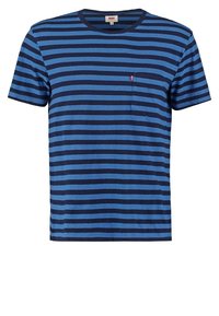 Blå och marinblå randig t-shirt med korta ärmar, rund halsringning och en bröstficka. Tillverkad av mjukt tyg med en slät textur.