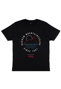 Sort T-shirt lavet af bomuld, med et grafisk print af bjerge, en sol og bølger i rød og blå; teksten inkluderer "Durham Mountaineering Siden 1981."