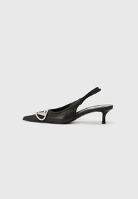 Pantof cu toc slingback din piele neagră, cu vârf ascuțit, având un accent cu logo argintiu și un toc mic. Textură netedă și design minimalist.