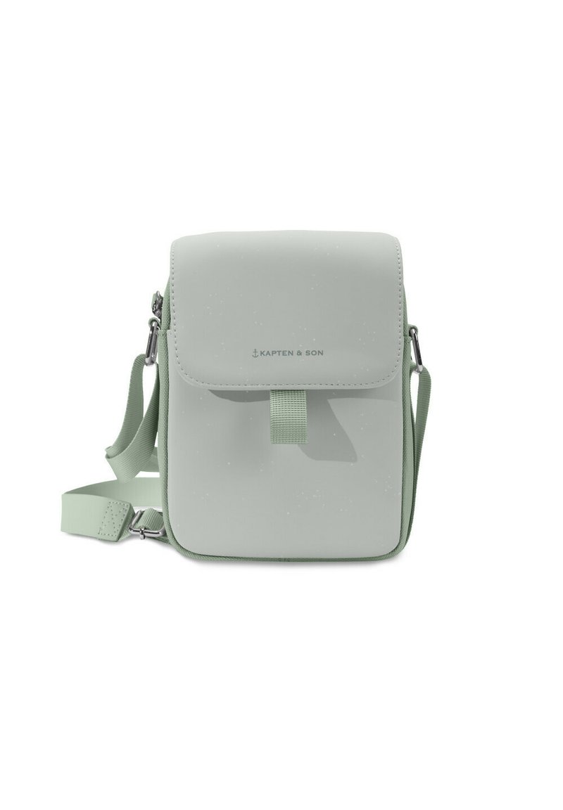 Borsa a tracolla rettangolare di colore verde chiaro, realizzata in materiale liscio. Presenta una chiusura a pattina, una tracolla regolabile e un sottile dettaglio del logo sul davanti.