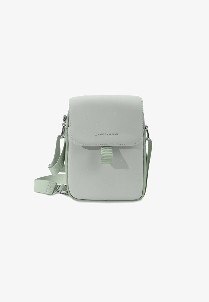 Borsa a tracolla rettangolare di colore verde chiaro, realizzata in materiale liscio. Presenta una chiusura a pattina, una tracolla regolabile e un sottile dettaglio del logo sul davanti.