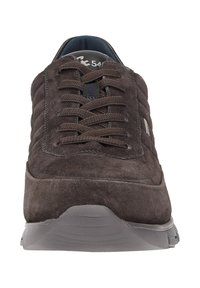 Braune Wildleder-Sneaker mit strukturiertem Obermaterial, runder Zehenpartie und grauer Gummisohle. Mit Schnürverschluss und gepolsterter Zunge in Marineblau.