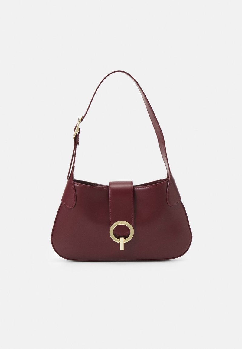 Burgundi bőrtáska ívelt formával, arany kör alakú hardware díszítéssel és egyetlen vállpánttal. Simás textúra, minimalista dizájn.