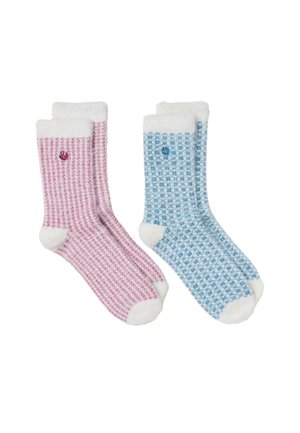 Zwei Paar flauschige Socken, eines pink mit weißen Akzenten und eines blau mit weißen Akzenten, jeweils mit einem kleinen gestickten Logo in der Nähe der Bündchen.