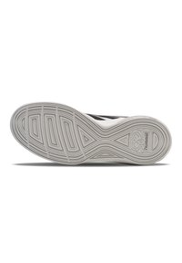 Sort og hvid sneaker sål med tekstureret gummi, der har et bølge mønster og mærkets logo. Designet inkluderer buede linjer og geometriske former.