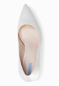 Décolleté in pelle verniciata bianca con punta affusolata e silhouette elegante; texture liscia con dettagli minimali e interno di colore chiaro.