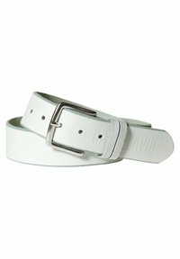 Weißer Ledergürtel mit einer silbernen Schnalle, der eine strukturierte Oberfläche, mehrere Einstelllöcher und ein geprägt angebrachtes Markenlogo aufweist.