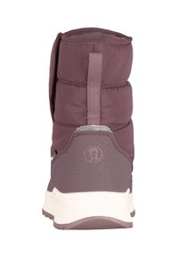 Bota morada acolchada con suela de goma texturizada, que presenta un empeine de tela y una lengüeta en la parte posterior para facilitar su puesta. Detalles en el mediopié en blanco.