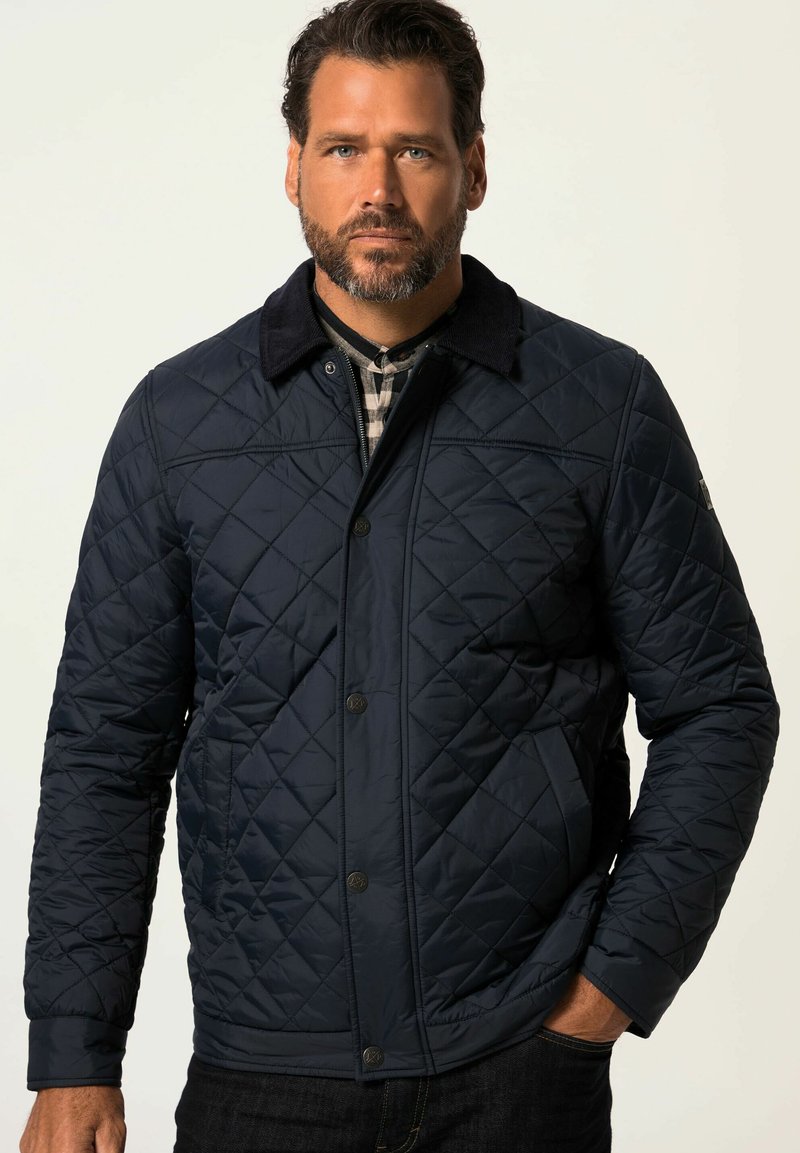 Námořnická prošívaná bunda s kontrastním černým límcem, patentními knoflíky a bočními kapsami, vyrobená z hladké, texturované tkaniny.