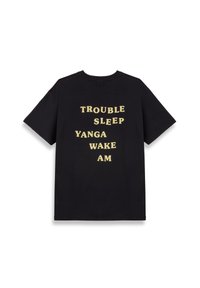 Camiseta de algodón negra con mangas cortas que presenta un texto amarillo en negrita: "PROBLEMAS", "DORMIR", "YANGA", "DESPERTAR" y "SOY" dispuestos verticalmente.