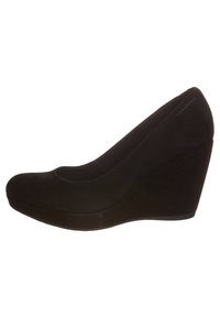 Zwarte suède wedge schoenen met een ronde teen en een glad oppervlak. Beschikt over een hoge wedge hak en subtiele branding aan de zijkant.