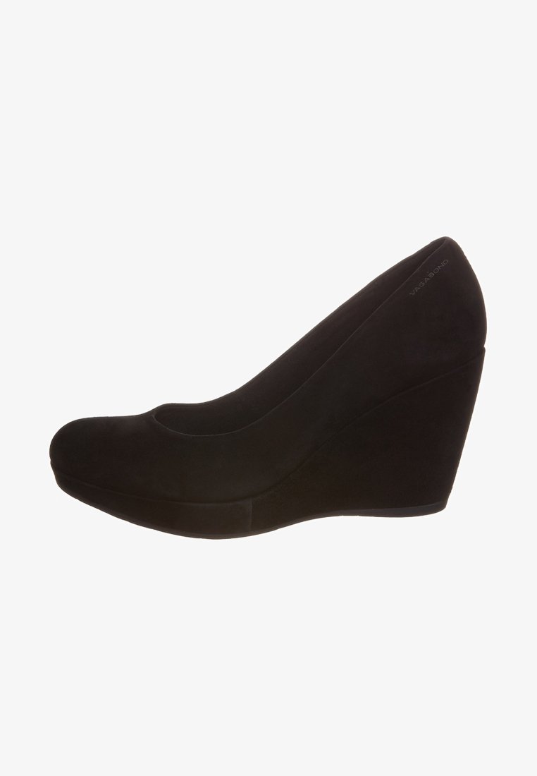 Scarpa wedge nera in suede con punta arrotondata e superficie liscia. Presenta un alto tacco wedge e un logo discreto sul lato.