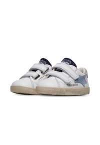 Zapatos infantiles blancos con detalles en gris, que cuentan con tiras de Velcro, un diseño perforado, un detalle de estrella azul y una suela de goma texturizada.
