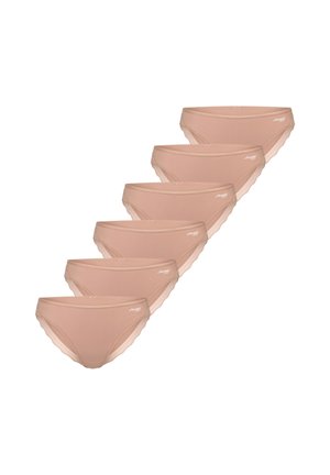 Six pièces de sous-vêtements féminins style bikini de couleur brun clair, disposées en diagonale avec un petit logo blanc "Sloggi" sur le côté avant gauche.