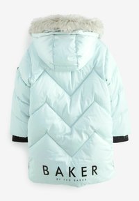 Giubbotto gonfio blu chiaro con trapuntatura a zigzag, bordatura in pelliccia sintetica sul cappuccio e dettagli neri sulle maniche. Presenta un grande logo "BAKER" sull'orlo.