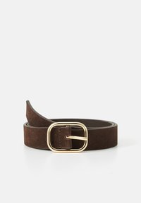 Cintura in suede marrone con fibbia quadrata in metallo dorato, caratterizzata da una superficie liscia e un design classico. Le estremità si assottigliano leggermente.