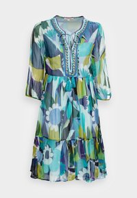 Květinové šaty z jemné, lehké látky v odstínech zelené, modré a fialové. Mají výstřih do V s precizní výšivkou a třásněmi.