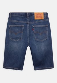 Pantalones cortos de mezclilla en azul oscuro con un diseño de corte recto. Cuenta con dos bolsillos traseros y una etiqueta de cuero en la cintura con detalles de la marca.