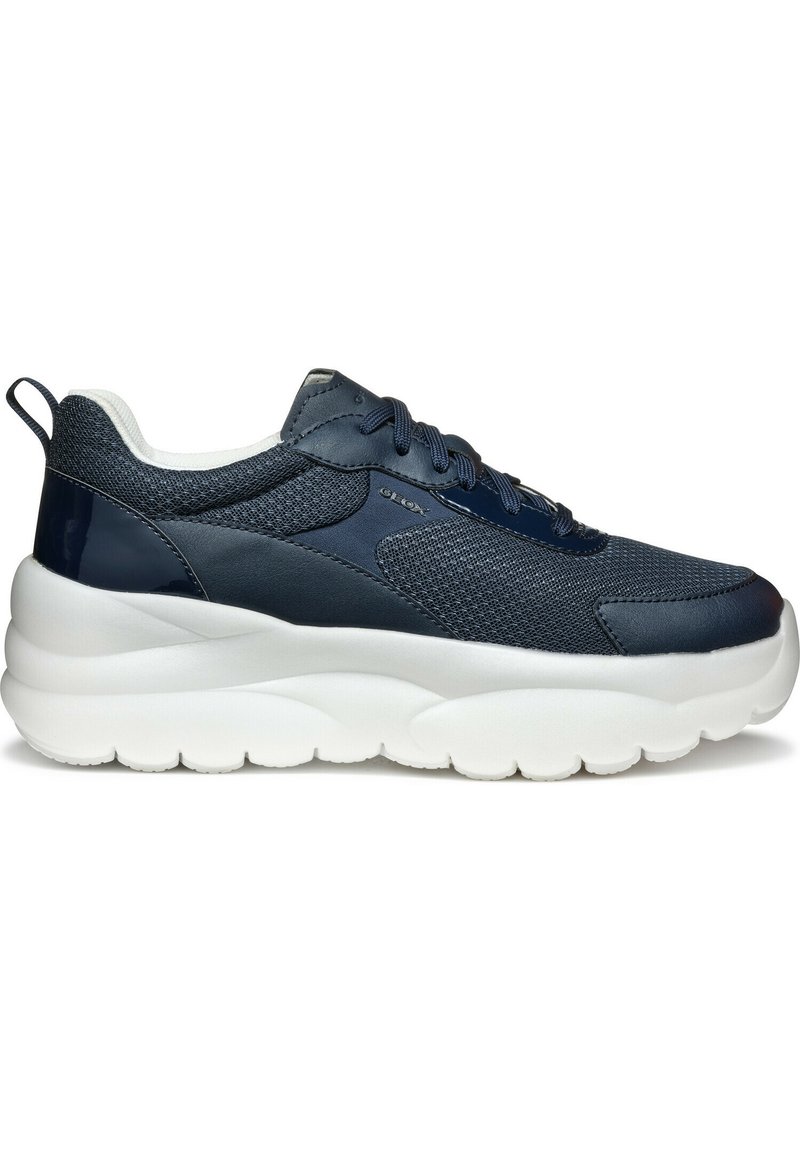 Sneaker blu scuro con materiale in rete e sintetico liscio. Suola bianca spessa, tallone rinforzato e punta circolare con accenti texturizzati.