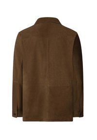 Braune Wildlederjacke mit tailliertem Schnitt, versehen mit einem Reverskragen, geknöpften Manschetten und einer glatten Textur ohne sichtbare Muster.