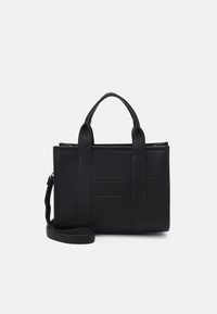 Sac cabas en cuir noir avec un design structuré, deux poignées supérieures et une bandoulière ajustable. Présente une surface texturée et un logo embossé.