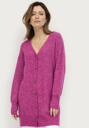 Fuchsia cardigan med V-udskæring, lange ærmer og syv brune knapper foran. Blød tekstur og en afslappet, oversized pasform.