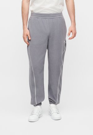 New Balance, TRACKSIDE POLAR FLEECE JOGGER - Долнище на анцуг - off-line grey