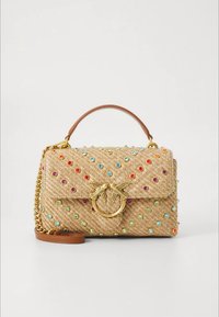 Πλεκτή τσάντα ταμπά με πάνω λαβή, χρυσή αλυσίδα ιμάντα, πολύχρωμα καρφιά και χρυσό κούμπωμα σε σχήμα πουλιού στην εμπρόσθια πτέρυγα.