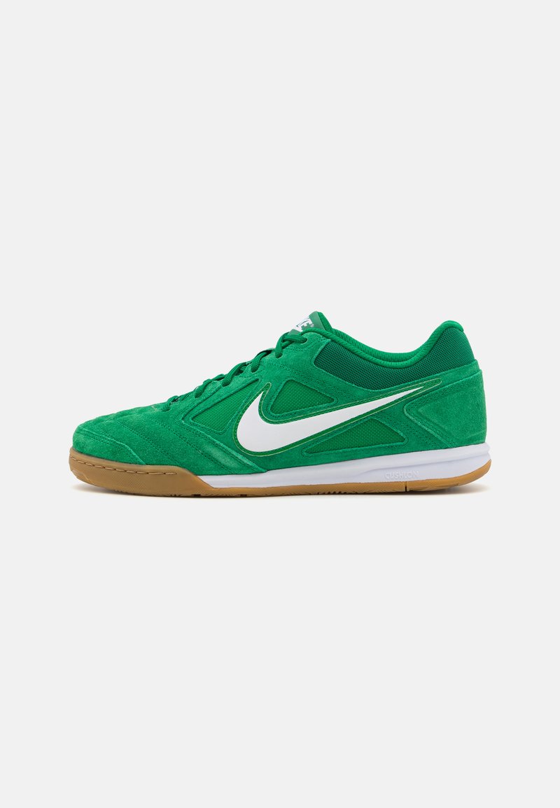 Sapatilha atlética verde em camurça com o logo da Nike branco, painéis texturizados e sola de borracha natural. Apresenta atacadores e colarinho almofadado para suporte.