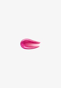 Échantillon cosmétique rose brillant avec une texture lisse et un léger scintillement sur un fond blanc uni.