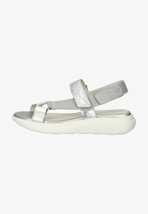 Stříbrné dámské sandály s dvěma nastavitelnými popruhy, polstrovanou podrážkou a elegantním, hladkým svrškem. Vzorované detaily na popruzích.