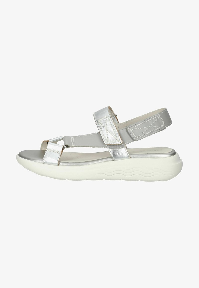 Stříbrné dámské sandály s dvěma nastavitelnými popruhy, polstrovanou podrážkou a elegantním, hladkým svrškem. Vzorované detaily na popruzích.