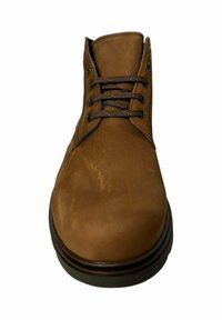 Bota de cuero marrón con textura suave, punta redonda, ojales de plástico y cordones marrones. Presenta una suela de goma negra en contraste.