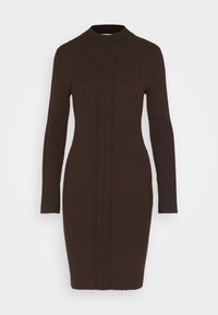 Robe en maille côtelée marron foncé à manches longues, avec une silhouette ajustée et un col rond montant, présentée sur un fond blanc.