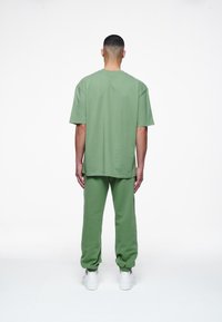 Pegador LOGO TEE - Basic T-shirt - vintage washed cypress green gum