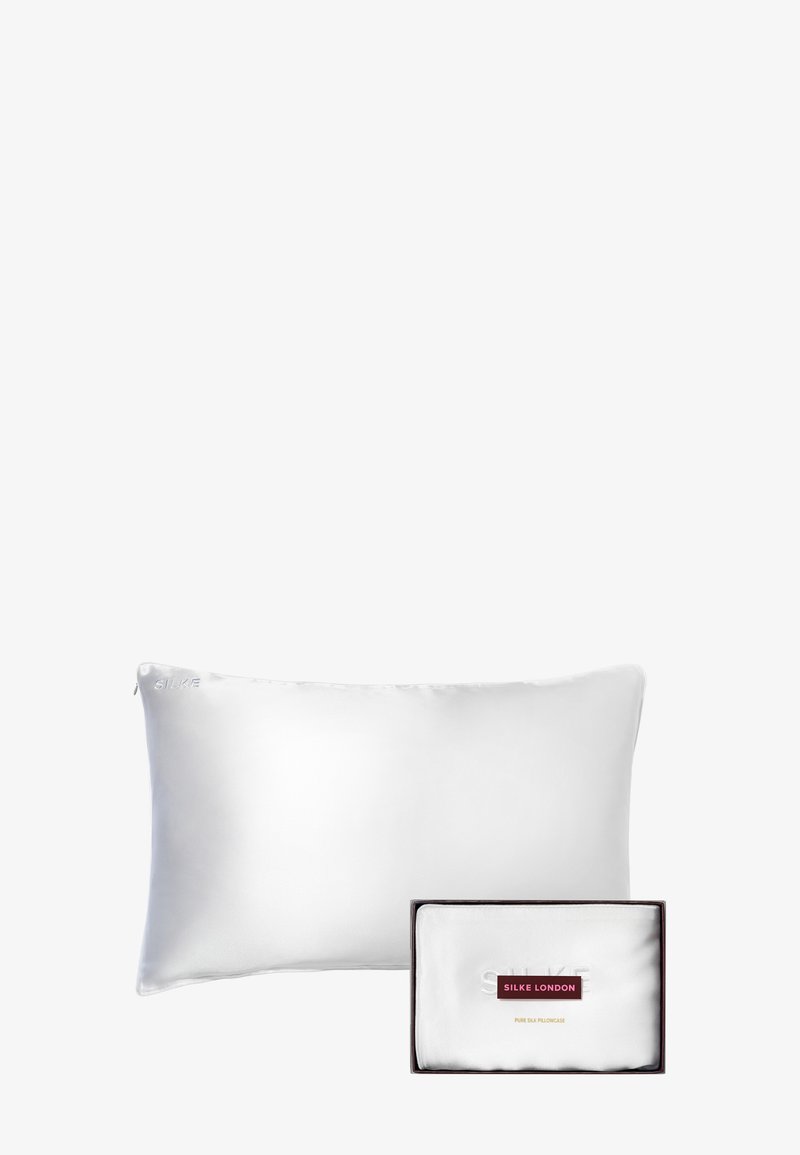 Hvid silke pude med matchende pudebetræk i sortkantet æske mærket "Silke London Pure Silk Pillowcase."