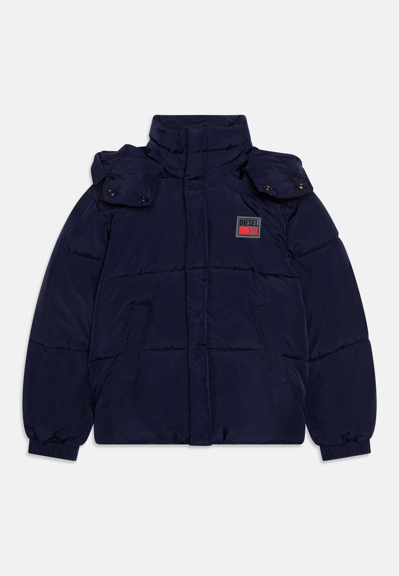 Dunkelblaues Steppjacke mit hohem Kragen, Schulterknöpfen und einem Logo-Patch auf der Vorderseite. Texturiertes Material mit einem gesteppten Muster.