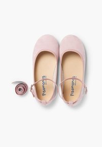 Balerini din suede roz, cu vârful rotund și curele la glezne. Au o talpă flexibilă și includ o panglică roz asortată.