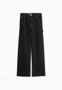 Jean noir à taille large en denim, avec poches avant, fermeture à bouton et panneaux de genoux renforcés pour une durabilité accrue.
