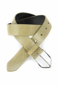 Beige leren riem met textuur en een zilveren metalen gesp, met een gladde onderkant en meerdere verstelgaatjes langs de band.