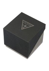 Mustakirjaga kinkebox, millel on hall alus; esiküljel on tõstetud Guess logo kolmnurkse disainiga.