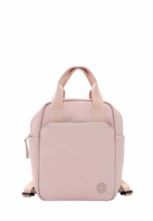 Jasnoróżowy plecak z dwoma górnymi uchwytami, regulowanymi paskami na ramiona, przednią kieszenią, bocznymi kieszeniami oraz małym okrągłym logo w dolnym przednim rogu.