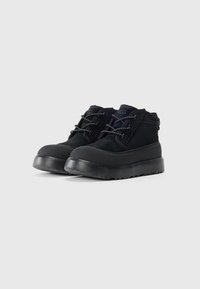 Bottines noires avec un dessus texturé, une semelle en caoutchouc lisse, des lacets contrastants et une conception rembourrée pour le confort.