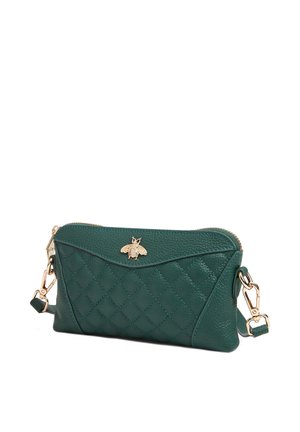 Grünes, gesteppte Lederarmband mit goldenem Bienenemblem, goldenem Reißverschluss und abnehmbaren Riemenhaken auf weißem Hintergrund.