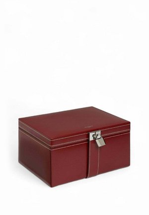 Boîte en cuir rouge avec une surface texturée, de forme carrée, une quincaillerie argentée et des détails de surpiqûres blanches. Elle est équipée d'une fermeture à loquet sécurisée.